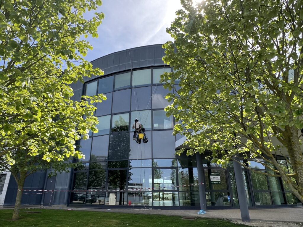 Nettoyage-de-vitres-sur-corde-à-reims